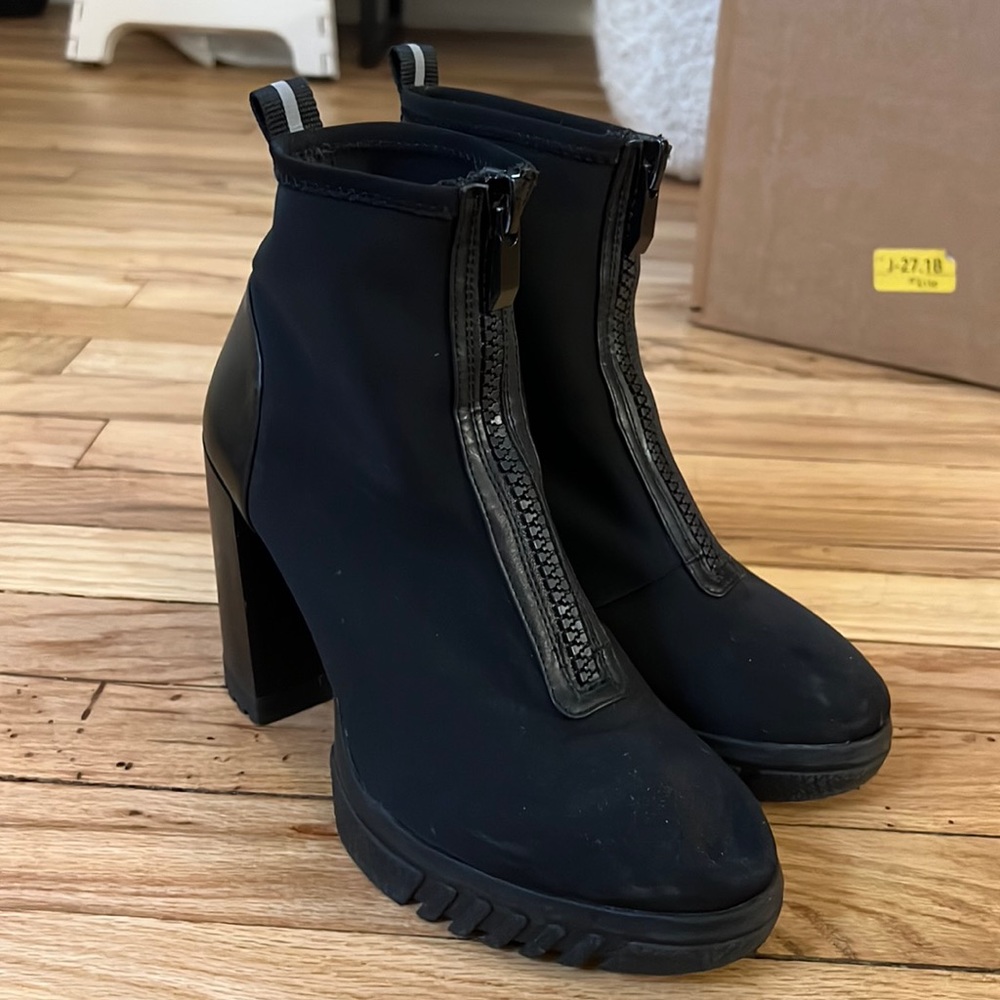 Front zip heeled boots!